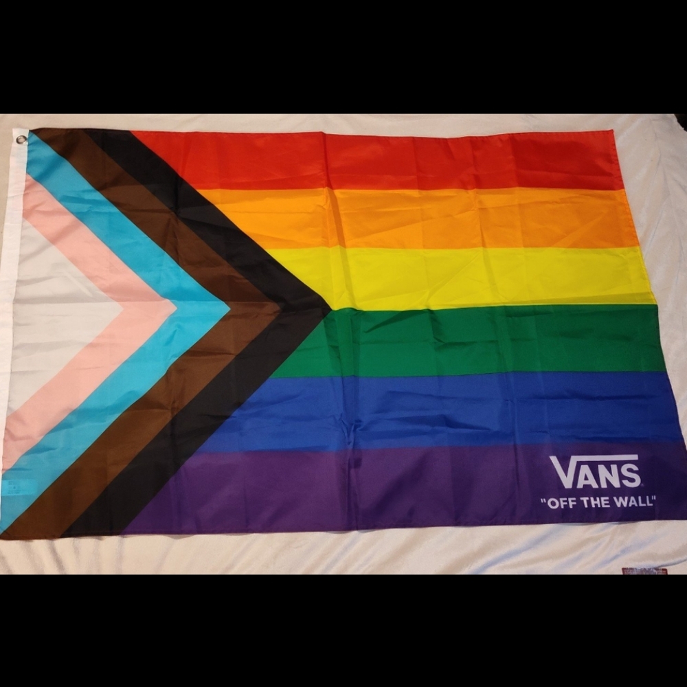 NEW! VANS PRIDE FLAG - Picture 2 of 11